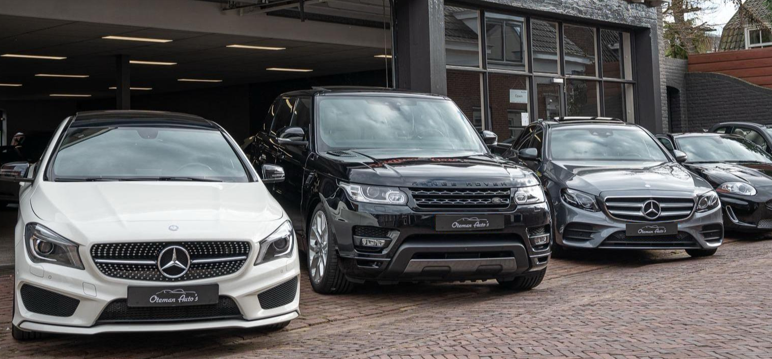 Premium auto's in de showroom van Oteman Auto's